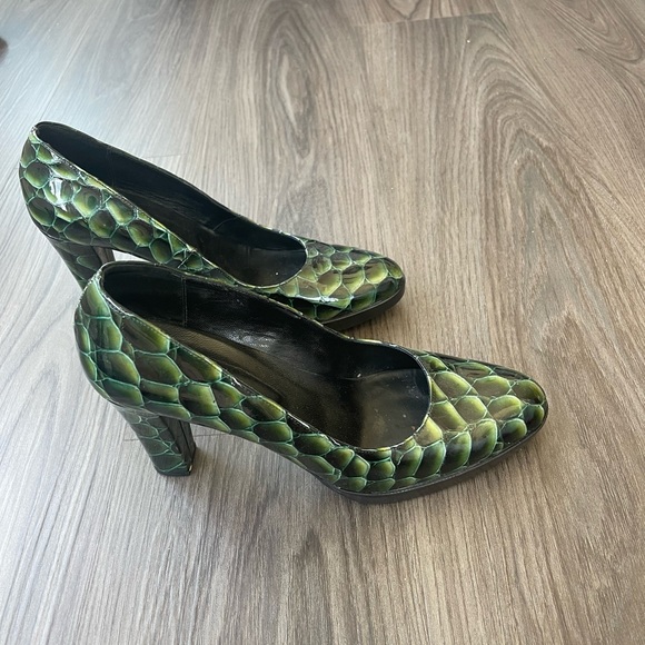 Elegant Green Snake Pattern Heels - Picture 1 of 2